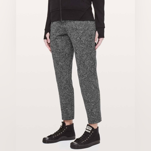 lululemon athletica Pants - Lululemon On The Fly Pant *28" Feathered Jacquard Black White / Black - size 8